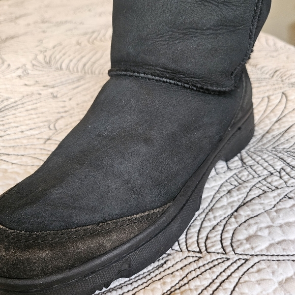 VGUC UGG Ultimate Short 5275 Black Suede Sheepskin Boots Womens 7 - Picture 5 of 16